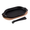 Ooni Sizzler Pan 2 Ooni Sizzler Pan -Camp Chef Salgsbutikk ooni sizzler stekepanne i jern med underlag i tre til utekjokkenet ooni o230 hyttefeber 530x 2x.progressive removebg preview