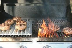 Grill Grate The Grate Tool -Camp Chef Salgsbutikk verschilGas BBQGrillGrate flaming burgers side by side small 1
